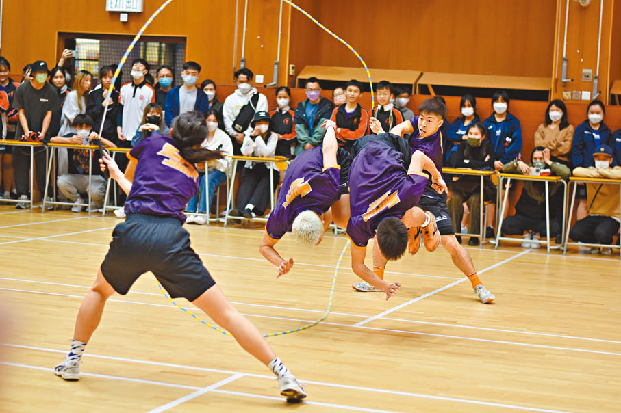 ◆何柱霆（右一）領軍「四人交互繩」花式，零失誤奪冠。