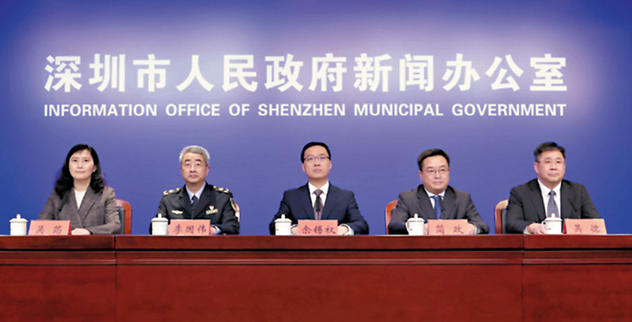 ◆ 余錫權(中)表示，深圳市將採取多項措施，助力中小微企業紓困，包括發放消費券和展覽等，增加企業獲得訂單，幫助企業降低成本和融資。記者李昌鴻  攝