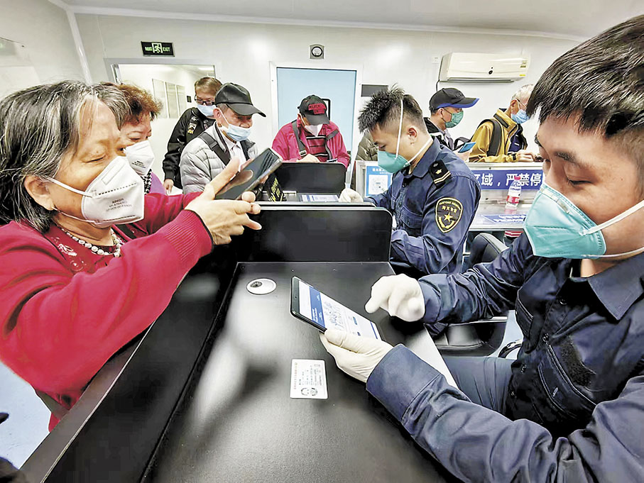 ◆羅湖海關為沒有智能設備的旅客提供了15部公用iPad，輔助旅客作電子健康申報。 香港文匯報 深圳傳真