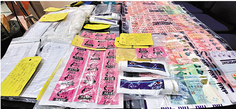 ◆ 案中檢獲的避孕套、潤滑劑、現金等證物。香港文匯報記者鄧偉明  攝