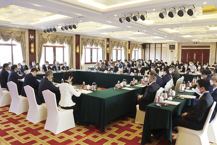 ▲惠州市委書記、市人大常委會主任劉吉，市委副書記、市長溫金榮，市政協主席溫勇瑜，巿委統戰部部長賴建華及常務副部長鍾永蘭與訪問團成員座談。