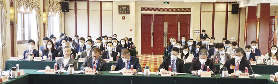 ▲出席的港澳代表人士在座談會上專心聆聽巿領導的講話。前排右起﹕何君堯、王庭聰、吳秋北、黃少康、張國榮、黃敏利