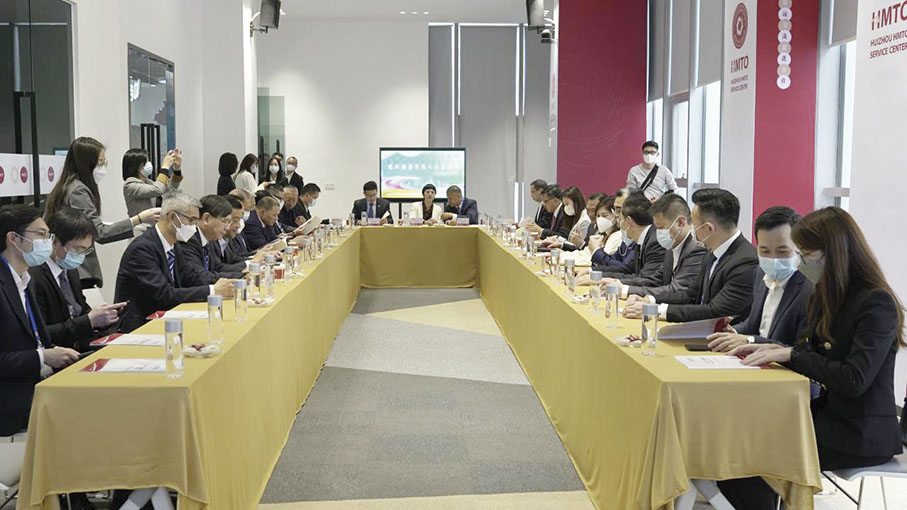 ▲訪問團成員在惠州仲愷港澳青年創業基地參觀調研後進行座談。