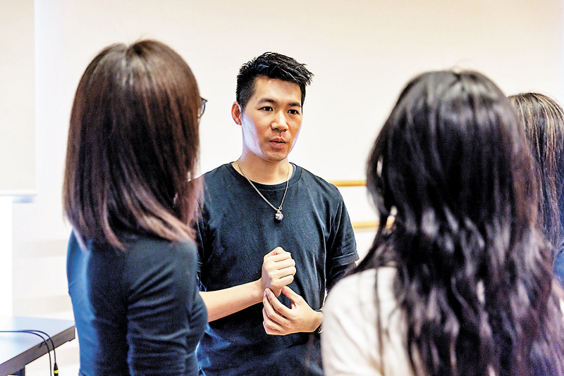 ◆編舞家盤彥燊（左二）與舞者交流。 