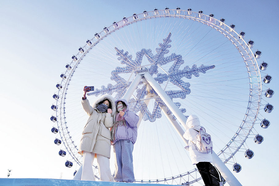 ◆遊客在「雪花摩天輪」旁留影。