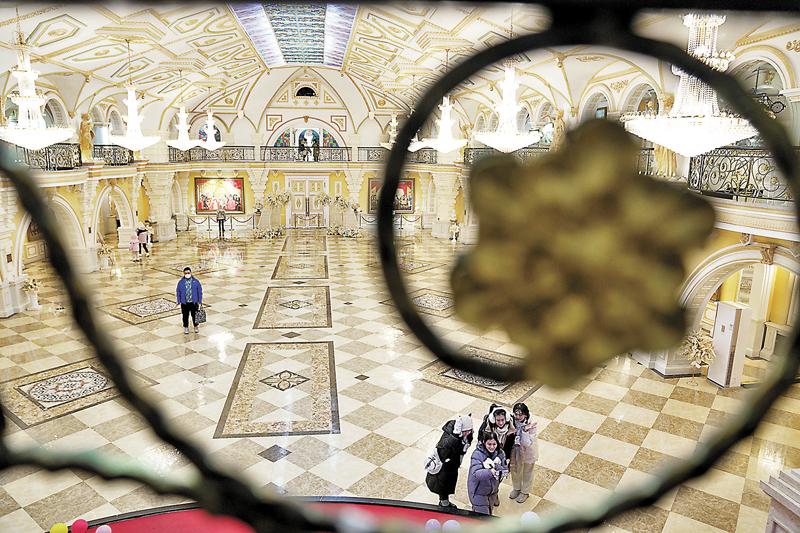 ◆遊客在伏爾加莊園建築內部參觀、拍照。