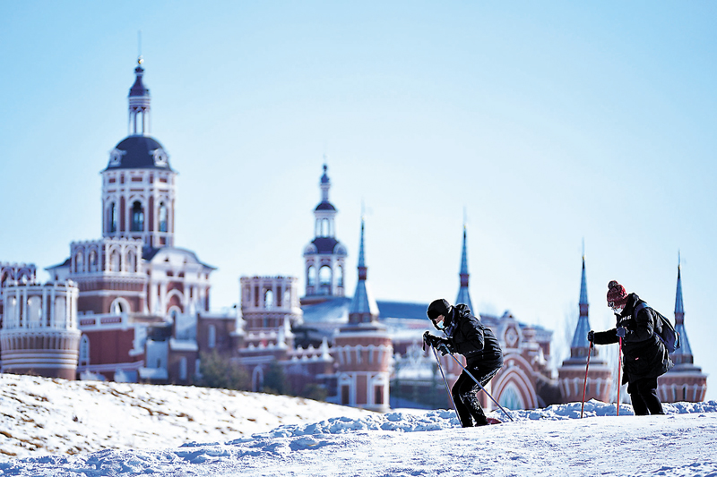 ◆遊客在哈爾濱伏爾加莊園滑雪。