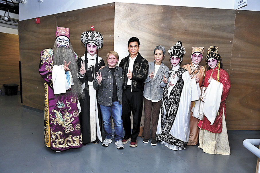 ◆ 呂良偉(左四)和葉童(右四)前晚前來支持施姐等人。