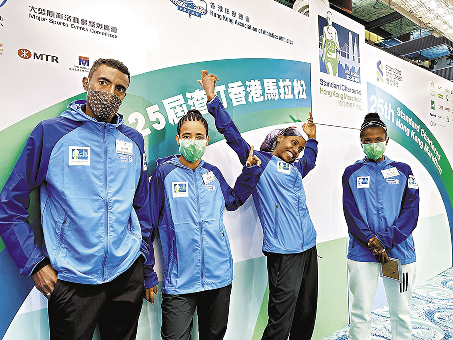 ◆金章跑手陸續抵港，準備明晨爭標。