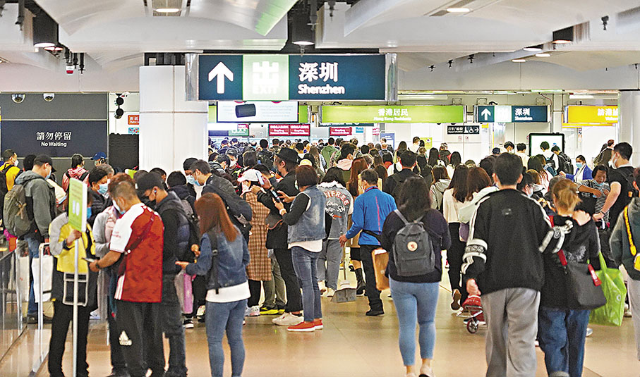 ◆港鐵站人山人海。 香港文匯報記者曾興偉 攝