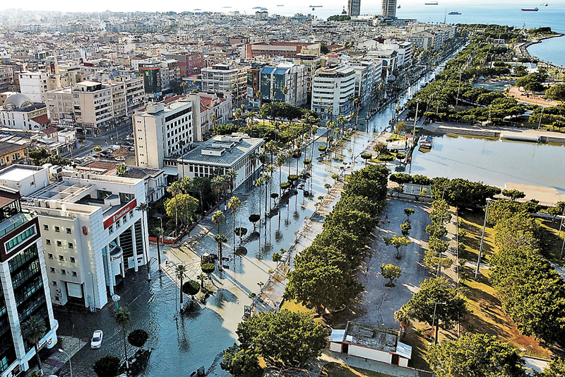 ◆伊斯肯德倫疑出現地質沉降，沿海公路被海水淹沒。路透社