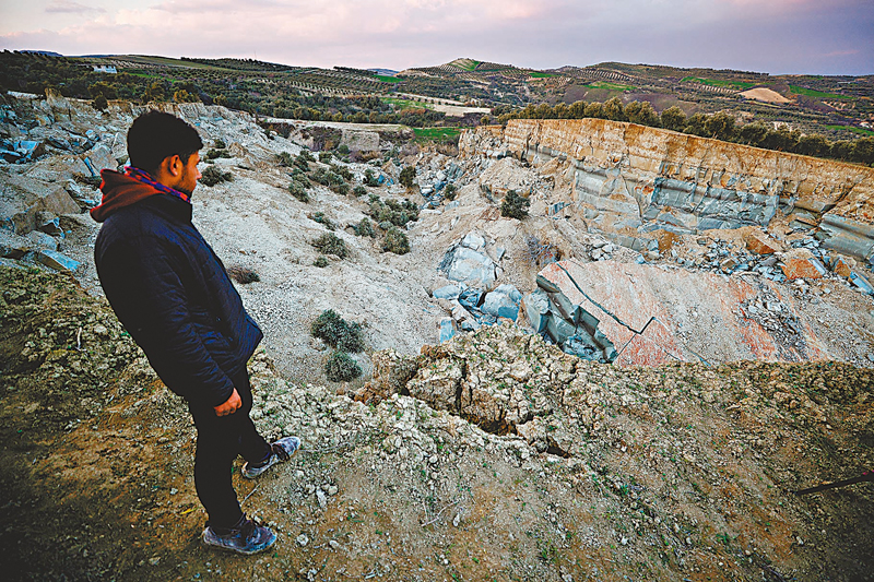 ◆災區多地出現山崩，或導致高地災民與世隔絕。 路透社