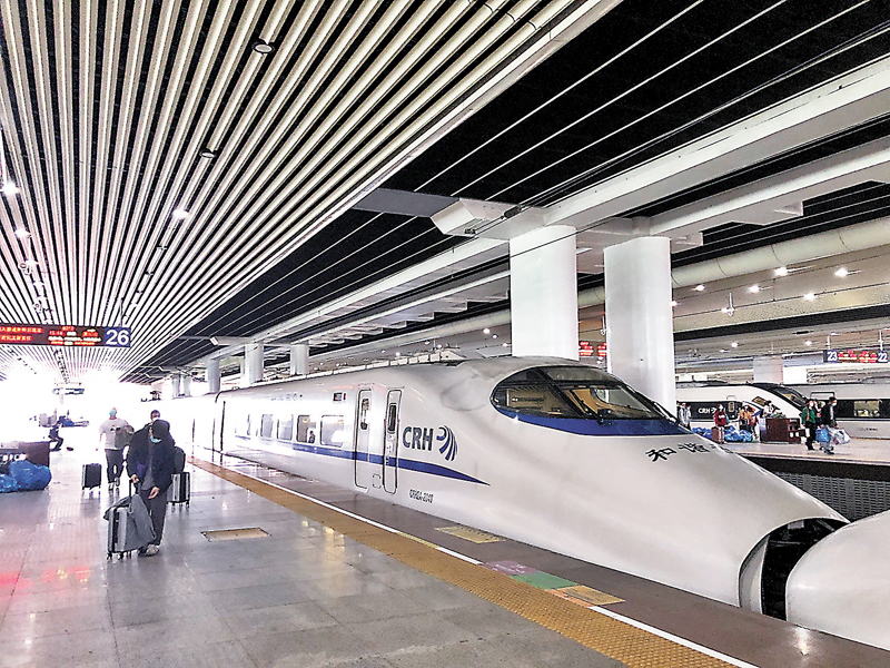 ◆旅客在廣州南站搭乘城軌出行。香港文匯報記者方俊明  攝