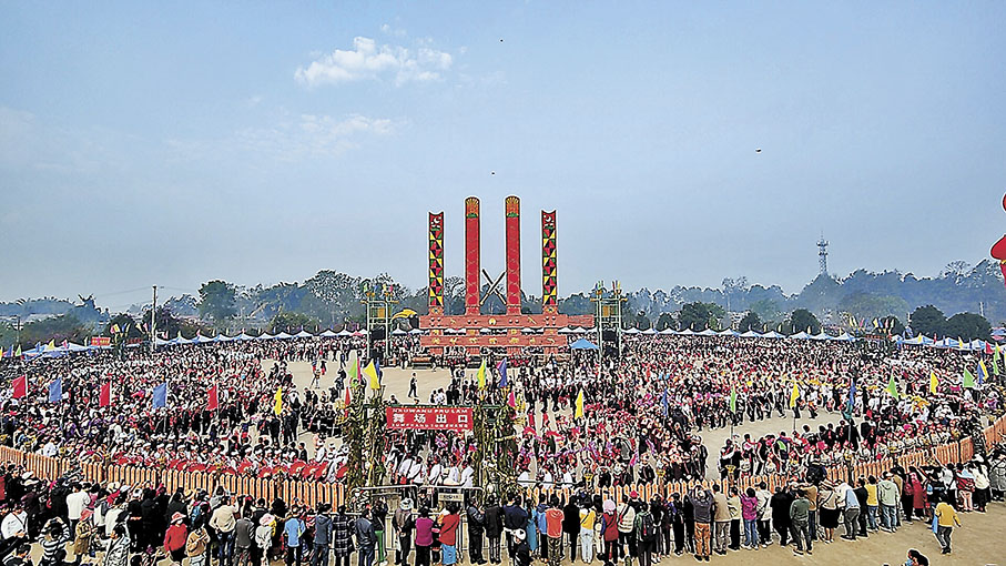 ◆ 目瑙縱歌場人山人海、熱鬧非凡。