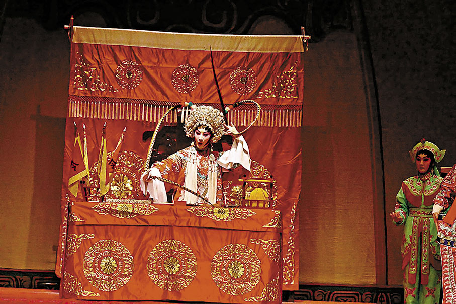 ◆御玲瓏飾演樊梨花登上帥台。