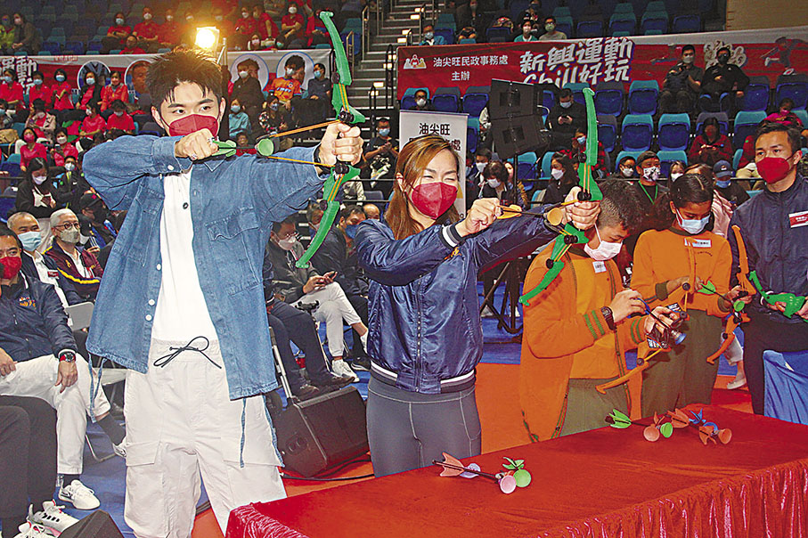 ◆李慧詩與張馳豪鬥射箭。