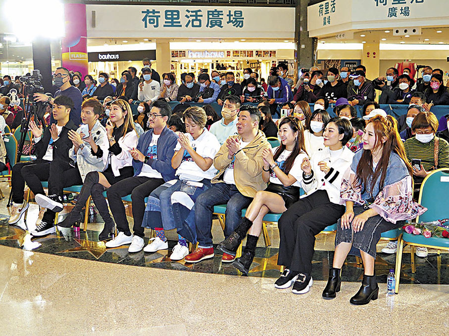 ◆《中年好聲音》參賽者感情好，會互相打氣。