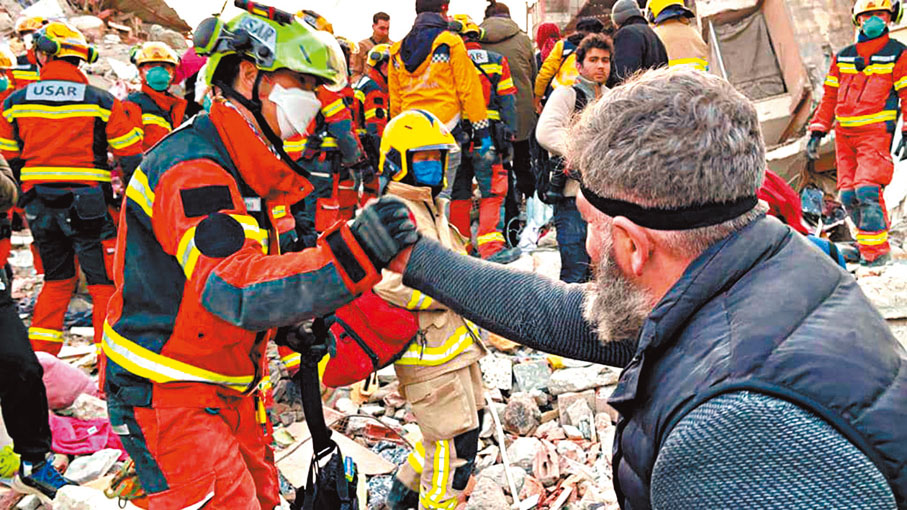 ◆香港救援隊成功救出被困災民後，獲當地群眾鼓勵支持。 網上圖片