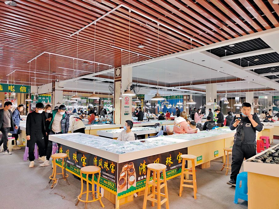 ◆顧客在樣樣好電商基地的線下交易市場挑選珠寶。