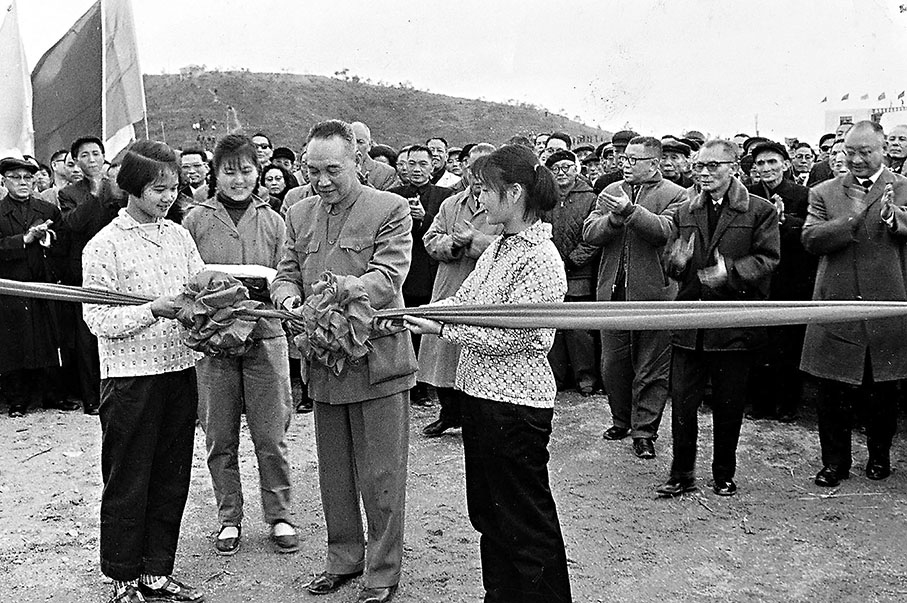 ◆1965年2月27日，時任廣東省副省長林李明在東江-深圳供水首期工程竣工典禮上剪綵。 《香港相冊》內頁