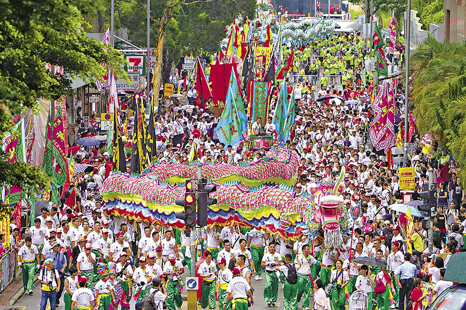 ◆回歸後，香港的民間習俗得到保存並發揚光大，圖為元朗天后誕。 《香港相冊》內頁  中新社供圖