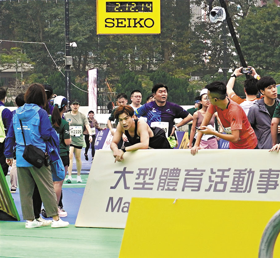 ◆梁釗峰到終點後需要站一旁喘氣休息。