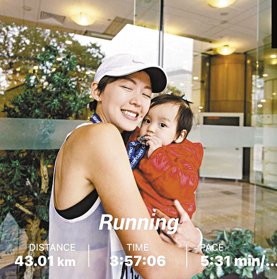 ◆梁諾妍得到囡囡迎接，兩母女一起分享完成賽事的喜悅。