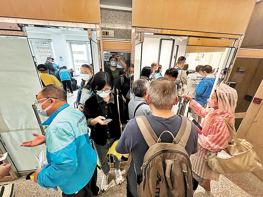◆「易通行」灣仔服務中心人流迫爆，場面一度混亂。香港文匯報記者廣濟 攝