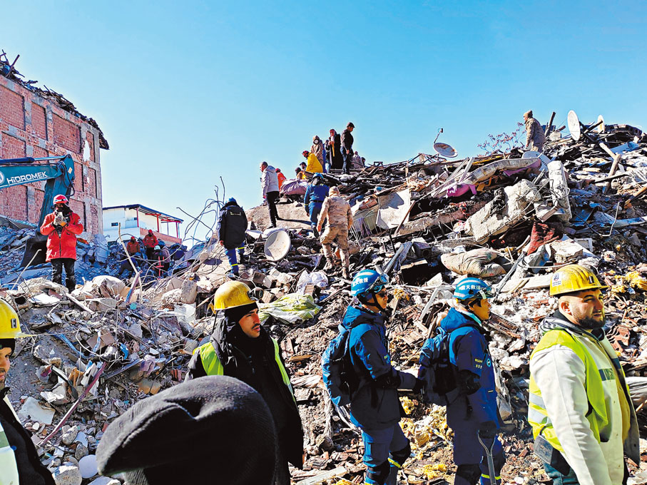 ◆截至13日，東莞藍天救援隊已有21名成員奔赴土耳其災區參與搜救。圖為救援現場。受訪者供圖