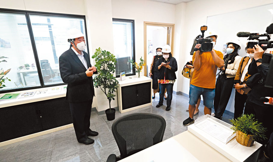 ◆梁君彥（左一）安排傳媒參觀議員辦公室示範單位。 香港文匯報記者涂穴  攝