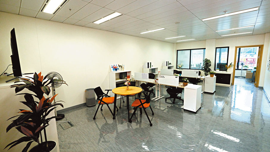 ◆議員未來新辦公室的房間和開放式助理工作間，可按自身需要獨立調節室溫。圖為立法會大樓擴建後的模擬單位。 香港文匯報記者涂穴  攝