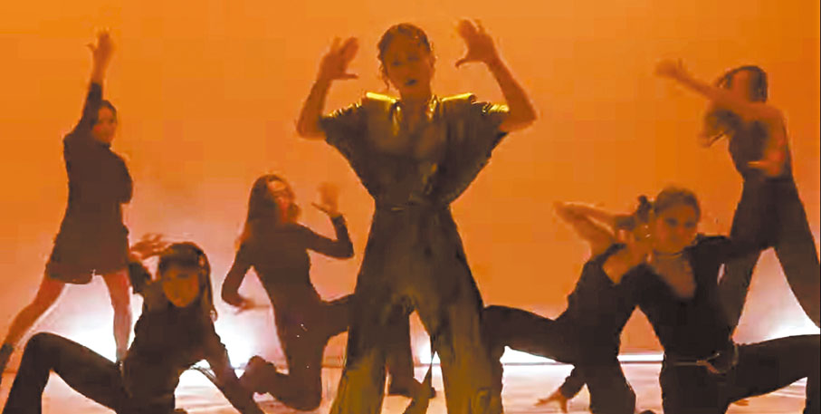 ◆心穎新歌MV預告見有舞蹈員伴舞。