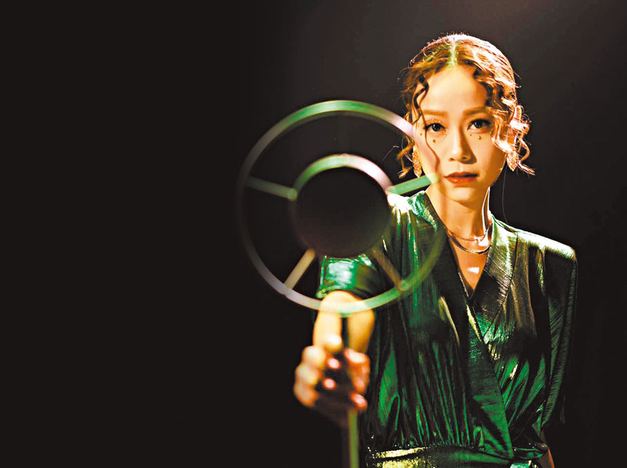 ◆黃心穎出歌轉戰樂壇，網民反應兩極。