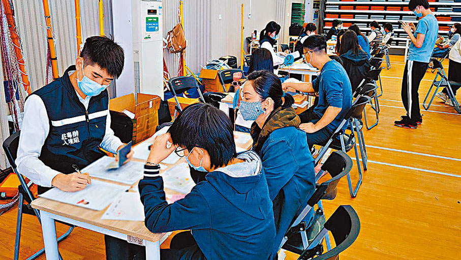 ◆駐粵辦入境組日前首次提供到校辦理香港旅行證件服務。入境處微博圖片