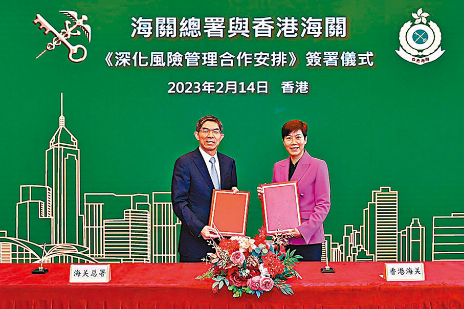 ◆ 王令浚（左）與何珮珊（右）昨日在香港簽訂《合作安排》。