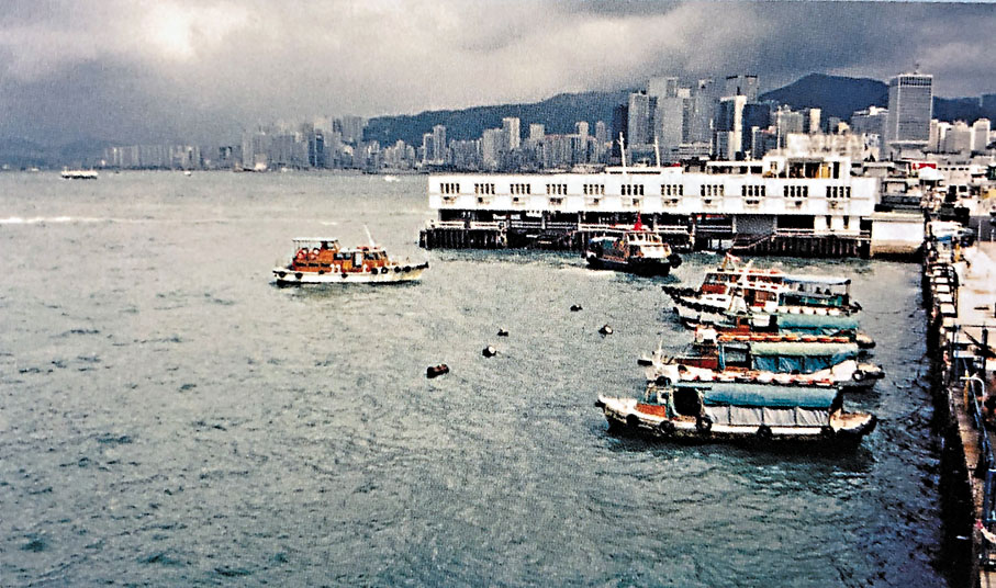 ◆1980年代，數隻「嘩啦嘩啦」停泊在中環海岸。