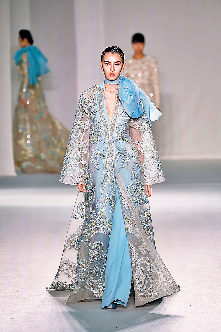 ◆模特兒在法國巴黎高級定製周上展示Elie Saab品牌的2023春夏新品。