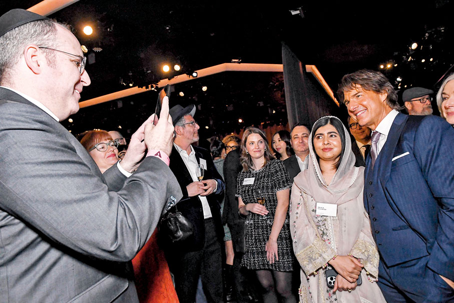 ◆諾貝爾和平獎得主馬拉拉亦向湯告魯斯集郵。 法新社