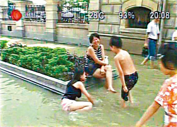 1999年　成立有線寬頻集團，同年11月24日在聯交所上市。