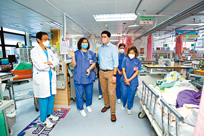 ◆ 消息稱醫管局正研究從大灣區內地城市輸入逾千名外勞擔任病人服務助理的可行性。圖為醫管局行政總裁高拔陞視察醫院病房。 資料圖片