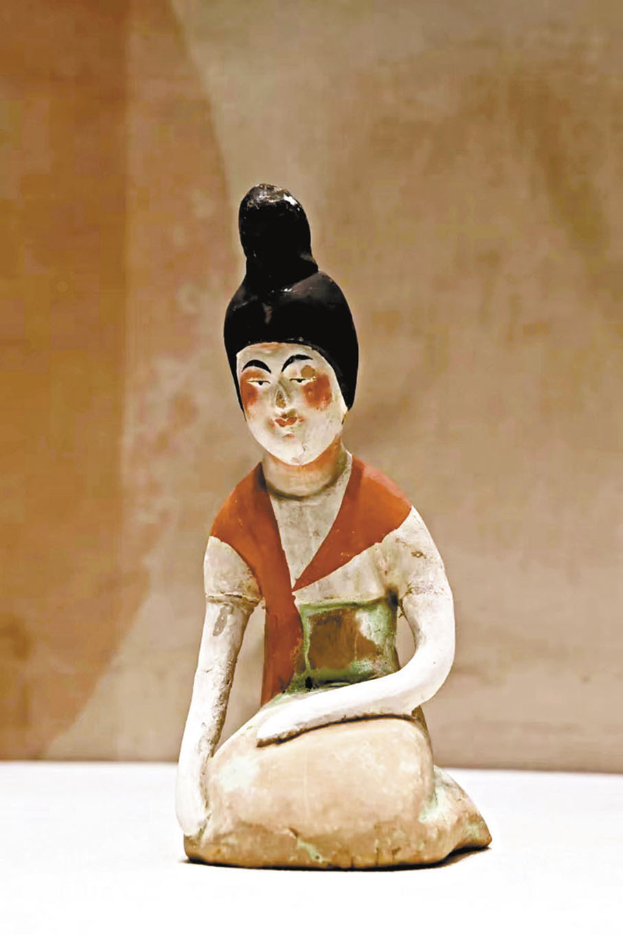 ◆出土於新疆的唐代彩繪泥塑跪坐女俑。