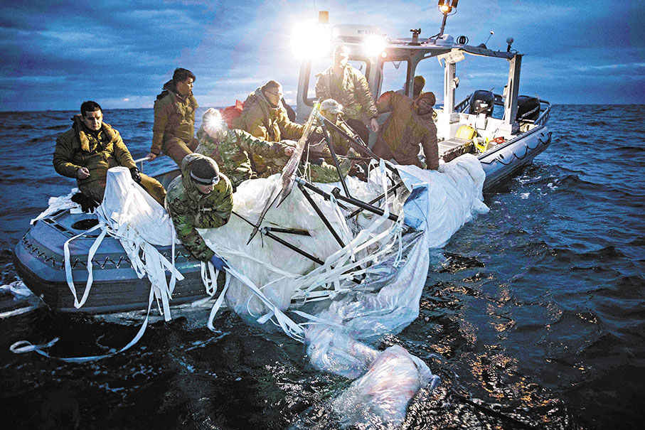 ◆中國外交部已多次表明氣球屬民用飛艇。圖為美軍打撈擊落的氣球。 法新社
