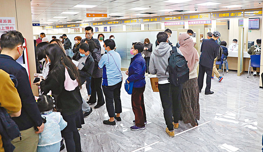 ◆兩地復常通關，大批巿民近日到中旅社辦理回鄉證申請。香港文匯報記者萬霜靈 攝