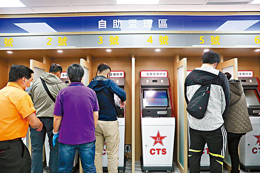 ◆中旅社已採購新的自助受理機，以提升辦證的受理量。香港文匯報記者萬霜靈 攝