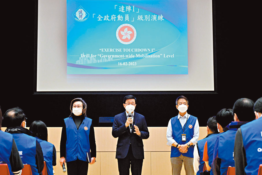 ◆李家超（中）到北角社區會堂視察實地行動演練的情況。