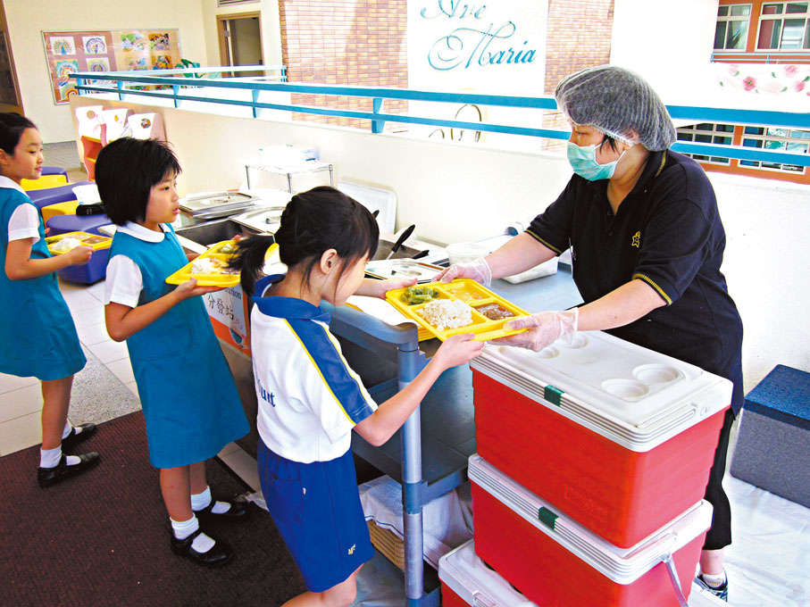 ◆「活力午餐」昨日宣布，下周一二會暫停為學校供飯兩天，以檢視所有產製工序及深層清潔消毒，圖為該公司在學校供飯情況。 「活力午餐」網站圖片
