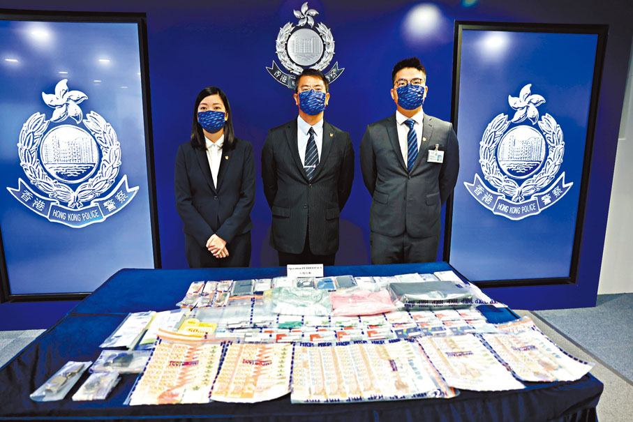 ◆警方商業罪案調查科主動出擊揭54個傀儡戶口,拘捕24人,涉電話騙案洗黑錢超過1.2億元。香港文匯報記者劉友光 攝