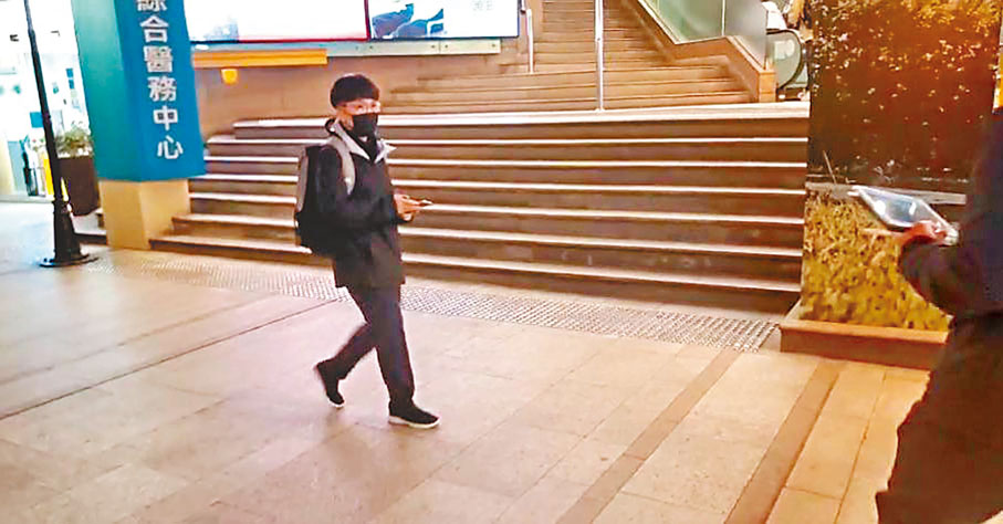 ◆昨晚，李盈姿面對記者查詢避而不答，且快速逃離。 香港文匯報記者 攝