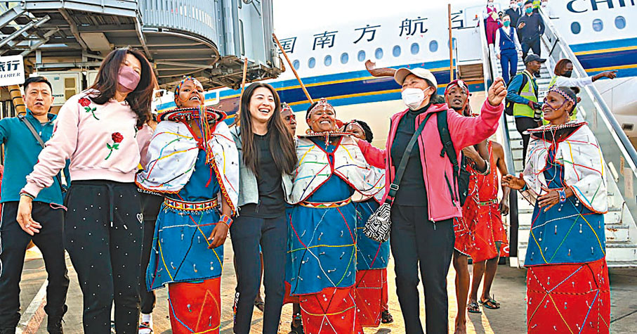 ◆中國已經恢復與58個國家間的客運定期航班。圖為2月11日上午，搭載着中國遊客的中國南方航空航班降落在肯尼亞首都內羅畢喬莫．肯雅塔國際機場，這也是中國試點恢復出境團隊旅遊後，首批抵達肯尼亞的中國旅行團。網上圖片