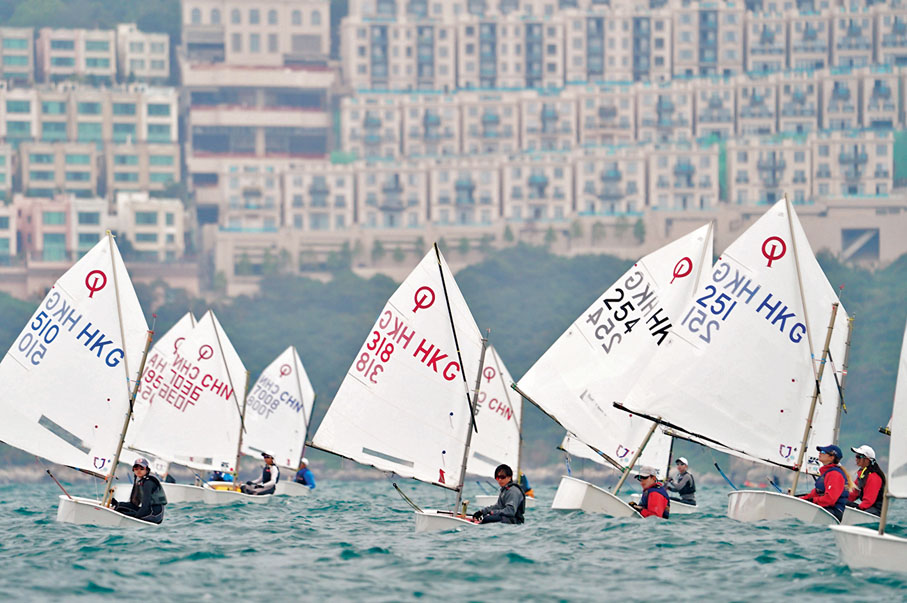 ◆樂天型小帆船昨展開首日比賽。